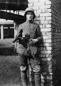 Soldado de un grupo de asalto alemán con su MP 18 y una pistola Parabellum, norte de Francia, primavera de 1918.