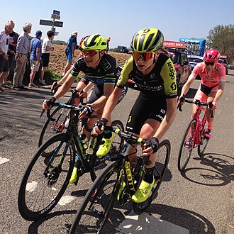 Fotografía panorámica del pelotón femenino de la Amstel Gold Race en las carreteras de Limburgo