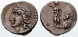 Anverso con cabeza laureada y reverso con soldado e instrumentos numismáticos de la Guerra Social.