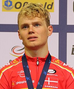 Niklas Larsen compitiendo en una prueba de ciclismo