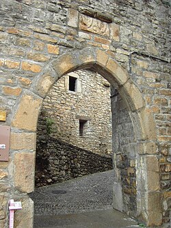 Puerta de la muralla de Aínsa