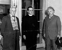 Fotografía de Robert A. Millikan, Georges Lemaître y Albert Einstein en el California Institute of Technology en enero de 1933.