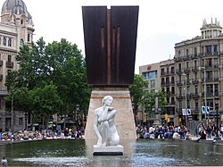 La diosa (1928), de Josep Clarà, situada en la plaza de Cataluña.