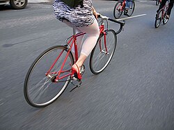 Ciclista urbana en bicicleta monomarcha
