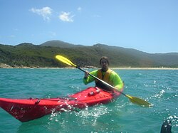 Kayak de mar navegando cerca de la costa en el Promontorio Wilsons, Australia.