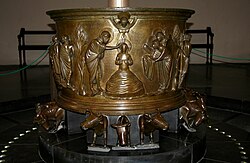 Detalle de la pila bautismal