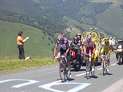 El líder de la clasificación de la montaña del Tour de Francia viste la malla a lunares rojos.