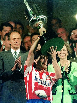 Paulo Futre junto a Juan Carlos I y Sofía de Grecia levantando la Copa del Rey con el Atlético de Madrid en 1992.