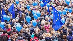 Ciudadanos con la bandera europea