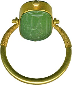 Anillo fabricado con oro y una incrustación de jaspe