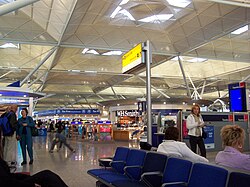Interior de la terminal de pasajeros del aeropuerto
