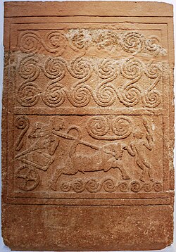 Estela funeraria con relieve de carro
