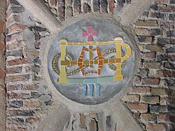 Clave de la bóveda central del pórtico con el crismón trinitario