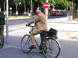 Persona montando en bicicleta