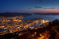 Vista panorámica de Bergen desde la cima de la montaña Fløyen