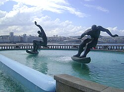 Estatua de surfistas en La Coruña