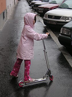 Niña utilizando un patinete