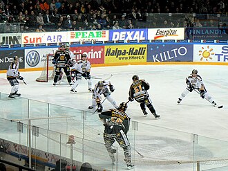 Jugadores en un partido de hockey sobre hielo