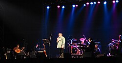 Francesco Guccini y su banda en concierto