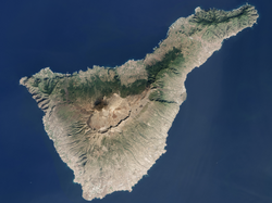 La isla de Tenerife con el Teide en el centro