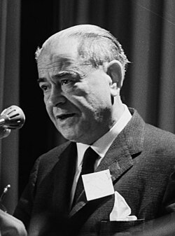 Rodolfo Llopis en un congreso socialista en Ámsterdam en septiembre de 1963