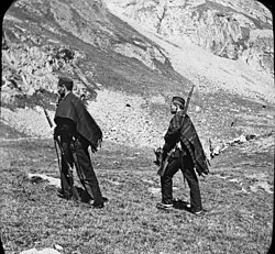 Fotografía histórica de carabineros patrullando en los Pirineos en 1892