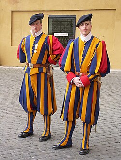 Guardia Suiza portando su uniforme tradicional