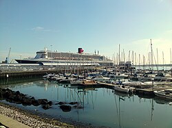 El crucero RMS Queen Mary 2 atracado en las instalaciones portuarias