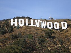 Letrero de Hollywood en una colina, conocido mundialmente como la meca del cine.