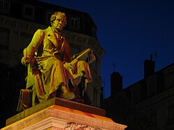 Estatua de André-Marie Ampère en la plaza homónima de Lyon