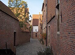 Calle estrecha en el Gran Beguinaje