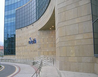Fachada de la entrada principal de la sede central de EITB en Bilbao