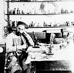 Santiago Ramón y Cajal en su juventud en su laboratorio