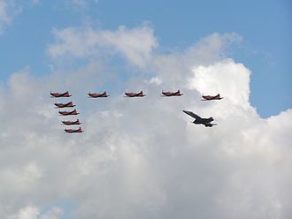 Formación del equipo acrobático PC-7 Team y un caza F-18 de la Fuerza Aérea Suiza.