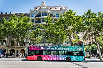 Bus Turístico de Barcelona circulando por las calles de la ciudad en 2017