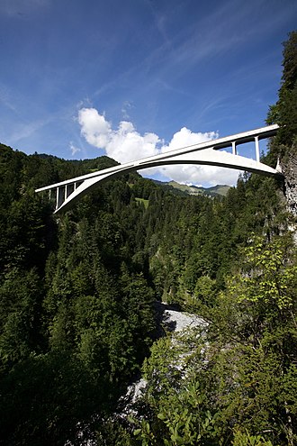 Vista general del Puente de Salginatobel en su entorno alpino