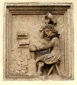 Relieve medieval alemán que muestra el proceso de acuñación mediante martilleo.