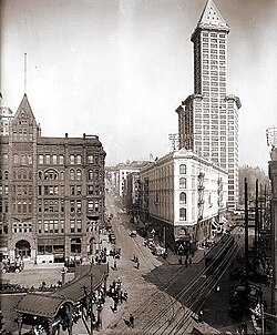 Pioneer Square en 1917 con la Torre Smith, el Hotel Seattle y el Edificio Pioneer