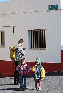 Persona capturando datos geográficos en El Hierro