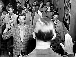Elvis Presley juramentando en el ejército en Fort Chaffee