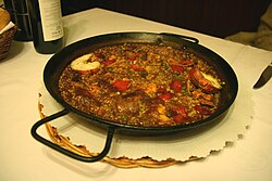 Plato de paella servido en un establecimiento de Barcelona
