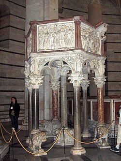 Vista general del púlpito del baptisterio de Pisa
