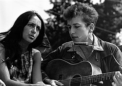 Joan Baez y Bob Dylan actuando juntos