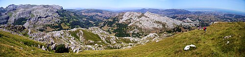 Paisaje kárstico en el valle del Miera en Cantabria, España