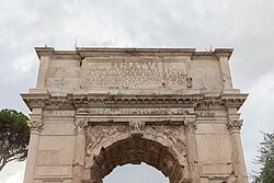 Detalle de la parte superior del Arco de Tito