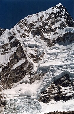 Avalancha en la montaña Nuptse en el Himalaya