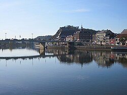 Vista panorámica de Givet y el río Mosa