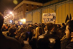 Manifestación pública con pancarta en España en la que se utiliza una expresión coloquial relacionada con el término.