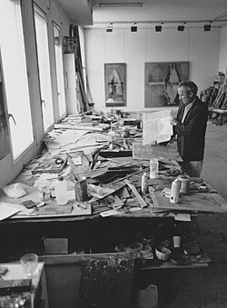 Lucio Muñoz en su estudio de Madrid durante la década de 1990.