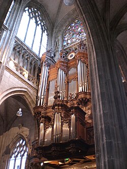 Vista del órgano histórico en el interior del templo